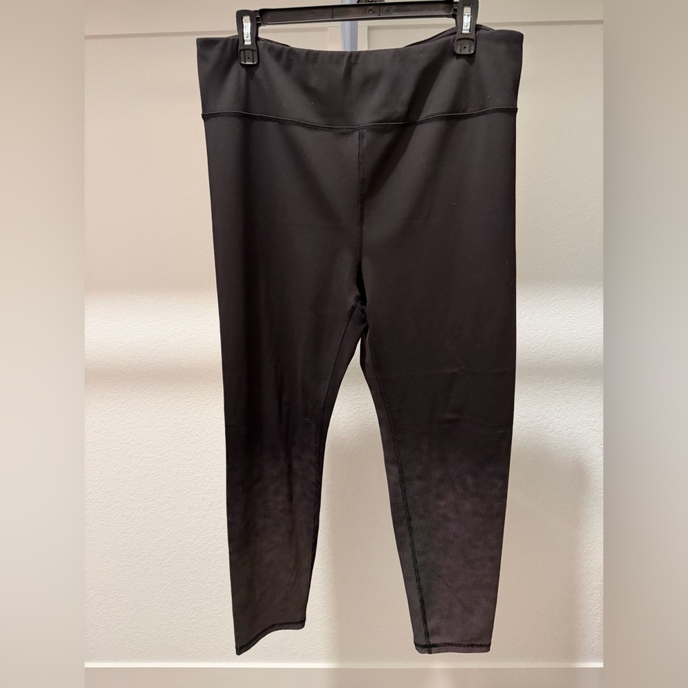 Mono B Black with Grey Dots Active Leggings Size 2XL